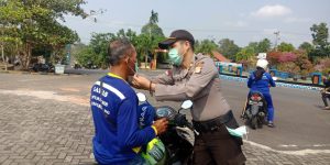 POLSEK BINTAN TIMUR & MELAYU RAYA BAGIKAN MASKER KEPADA MASYARAKAT