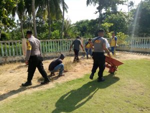 Sambut Hari Sumpah Pemuda TNI POLRI Dan Masyarakat Bersama Melakukan gotong Royong Di Pulau Terluar Di Bintan Pesisir