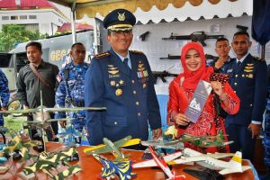 Stand Pameran Lanud RHF pada HUT ke-74 TNI Diserbu Pengunjung