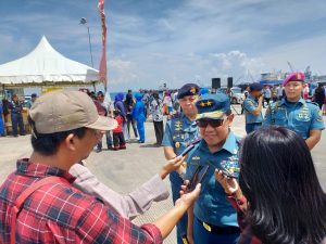 GUBERNUR AAL DAN DANLANTAMAL IV SERTA MASYARAKAT KOTA BATAM LEPAS KRI BIMA SUCI