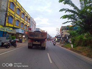 Damtruck Bermuatan Aspal Di Kijang Beraktifitas Dari Siang Hingga Tengah Malam Bisa Saja Membahayakan Pengguna Jalan Lainnya