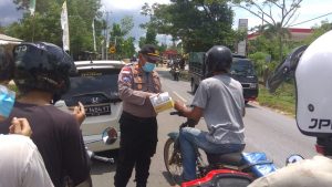 Perduli Terhadap Masyarakat, Sat Binmas Polres Bintan Bersama TNI dan Pemerintah Bagi-Bagi Masker