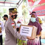 Program Kampung Tangguh Desa Tulang ( Pulau Tulang ) Kabupaten Karimun Kapolres Karimun Juga Melakukan Kegiatan Bakti Sosial