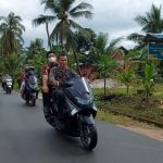 Plt Bupati Roby Sambangi Rumah Warga Naik Motor Untuk Bagikan Paket Sembako