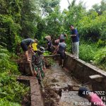 Babinsa Kijang Kota Gotong Royong Bersama Warga Bersihkan Drainese