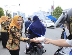 Menjelang Berbuka Puasa Ketua TP-PKK Labuhanbatu berbagi Takjil Kepada Pengguna Jalan