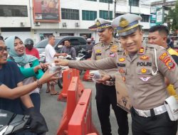 Jumat Berkah, Sat Lantas Polres Labuhanbatu Bagikan Ratusan Bungkus Takjil Kepada Pengendara