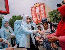 Berbagi di Jumat Berkah, Ketua TP.PKK Kabupaten Labuhanbatu Bagikan 500 Bungkus Takjil