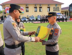 Menyambut Idul Fitri 1444.H, Kapolres Labuhanbatu Berikan Paket Lebaran kepada Personil