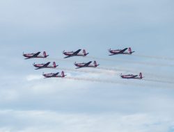 Moment Langka, Jupiter Aerobatic Team TNI AU Tampilkan Manuver Terbaik di Langit Tanjungpinang