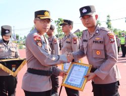 Momen Harkitnas, Polres Bintan Berikan Penghargaan Kepada Personil Berprestasi