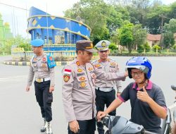 Peduli Keselamatan Berlalulintas Polsek Bintan Timur Bagikan Helm Gratis.