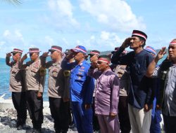 Sempena HUT Bhayangkara ke 77, Polsek Bintan Timur Kibarkan Bendera Merah Putih di Pulau Terluar.