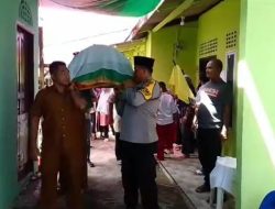 Dukung Program Prioritas Kapolri, Bhabinkamtibmas Polsek Bestari Polresta Tanjungpinang Melayat dan Mengawal Warga yang Meninggal Dunia