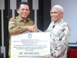 Ansar Serahkan Insentif dan Bantuan Hibah Senilai Rp62 Miliar di Kota Batam