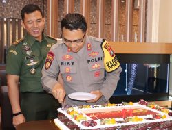 Dandim 0315 Tanjungpinang Serang Mako Polres Bintan Dengan Kue Ulang Tahun