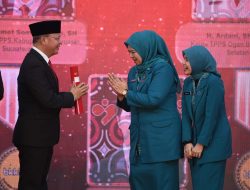 Gubernur Ansar dan Dewi Ansar Terima Penghargaan Manggala Karya Kencana Tahun 2023