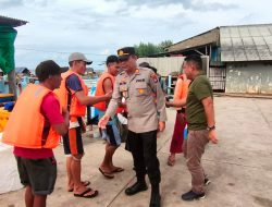 Peduli Keselamatan Nelayan, Kapolsek Gunung Kijang Bagikan Life Jacket Secara Gratis