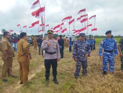 Polres Bintan Kibarkan Ribuan Bendera Merah Putih di Pantai Senggiling