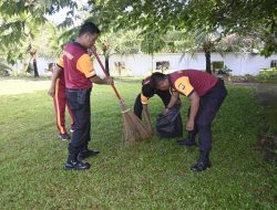 Polresta Tanjungpinang Gelar Kegiatan Bersih-Bersih dalam Rangka HUT RI ke-78 di Tempat Makam Pahlawan Kota Tanjungpinang