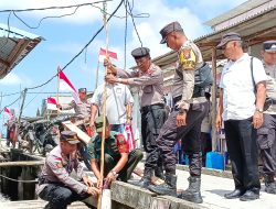 Polres Bintan Berikan Bendera Merah Putih Untuk Masyarakat Pesisir