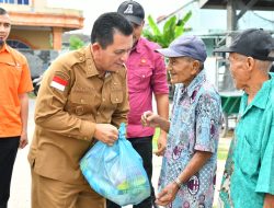 Gubernur Ansar Serahkan Bantuan Sosial Bagi Warga Kavling Lama Kota Batam