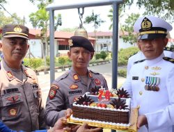 Kapolres Bintan Ucapkan Selamat Ulang Tahun TNI ke-78 Dengan Memberikan Kue Ulang Tahun