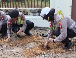 Sempena HUT Humas Polri, Ratusan Bibit Pohon Ditanam Personel Polres Bintan