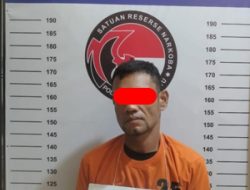 Lagi santai di teras rumah, Pemuda Tampan ini Tak berkutik di Tangkap Polisi