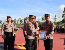 Kapolres Bintan Berikan Penghargaan Kepada Polisi Teladan Penilaian Bulan  Oktober dan November