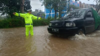 Polisi Amankan Akses Jalan Saat Hujan di Bintan