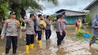 Kapolres Bintan Kunjungi Warga Terdampak Banjir dan Berikan Bantuan