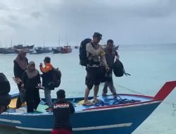 Personel Polres Bintan dan Polsek Tambelan Kawal Logistik Pemilu Tahap 1 Untuk Desa Pulau Terluar Kecamatan Tambelan