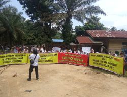 Ribuan Warga Desa Simangambat Julu Saksikan Sidang Lapangan Sengketa Lahan