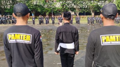 Tampak belakang Ketua Cabang Meberikan Amanat Saat Upacara Pembukaan