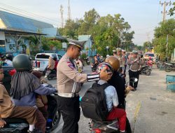 Peduli Keselamatan Pengendara, Sat Lantas Polres Bintan Berikan Helm Gratis Kepada Pengandara Motor