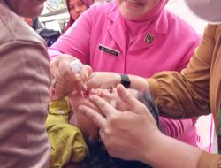 Peringatan Hari Anak Nasional, Bhayangkari Cabang Bintan Berikan Vaksin Polio Kepada Balita