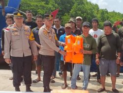 Peduli Keselamatan Nelayan, Polsek Bintan Timur Berikan Peralatan Keselamatan Berlayar