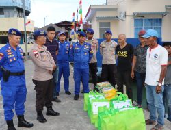 Sat Polairud Polresta Tanjungpinang Bagikan Paket Sembako Kepada Warga Pesisir Pelantar 1 Tanjungpinang