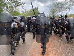 Polisi Lumpuhkan Pendemo Yang Anarkis di Kantor KPUD Bintan