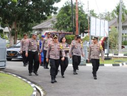 Kapolres Bintan Memberikan Kue Ulang Tahun dan Mengucapkan Selamat Ulang Tahun Kepada TNI-AL